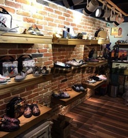 فروشگاه کفش با نمای سنتی